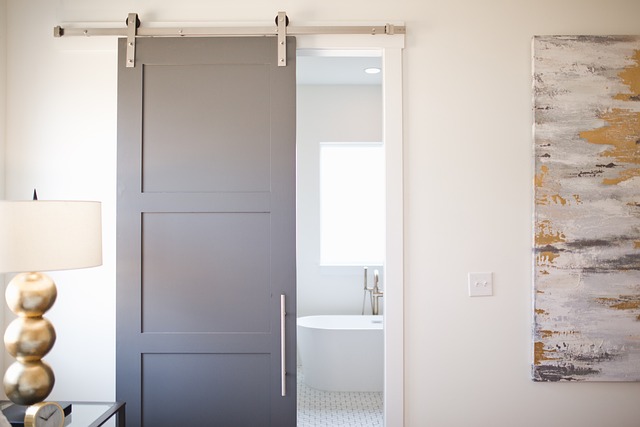 Ristrutturare casa: porte scorrevoli, di design o a filo muro
