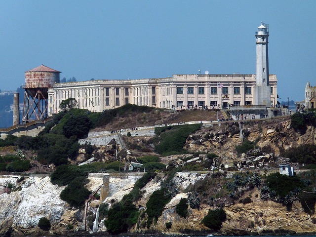 Trump annuncia la riapertura della prigione di Alcatraz: tra realtà, propaganda e simbolismo